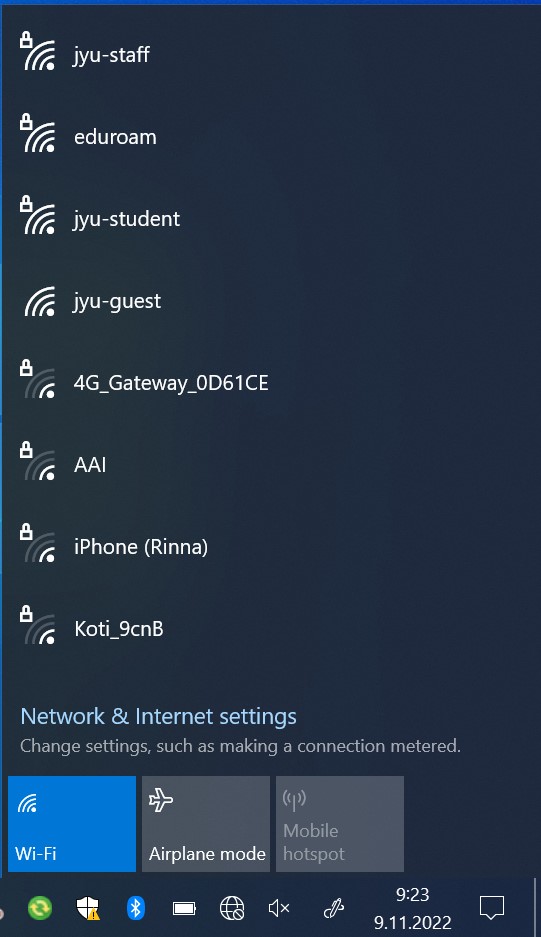Vapaana näkyvät verkot. Valitaan jyu-guest.